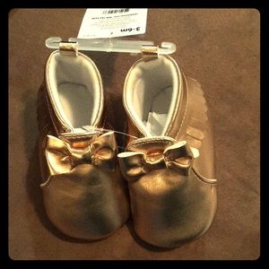 New with tags rose gold baby moccasins 3-6 month